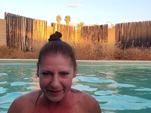 Divertido Vecino Milf Desnudo y Fumando