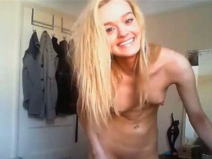 Una rubia del tamaño de una pinta se masturba en