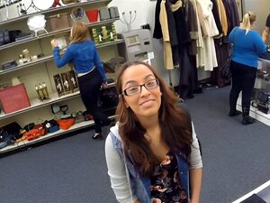 Una estudiante universitaria pequeña va a una