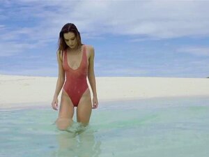 Alexis Ren