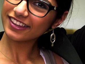 A safada Mia Khalifa está brincando com sua era de peitos de leite