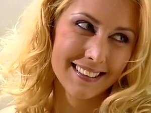 As fabulosas estrelas pornô Angel Dark e Sarah Twain em um boquete louco, filme de sexo cunnilingus