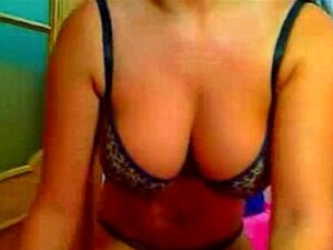 Morena se desnuda delante de la webcam