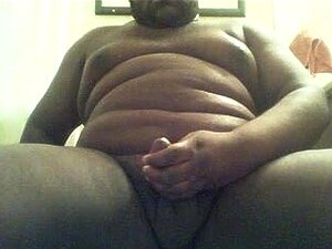 Este homem negro e gordo adora ficar molhado e selvagem no chuveiro. Veja ele acariciar seu pequeno, mas poderoso pau para o seu prazer na webcam.