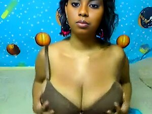 Chica con grandes tetas naturales