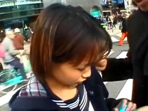 Esposa japonesa necesitada se traga la polla en