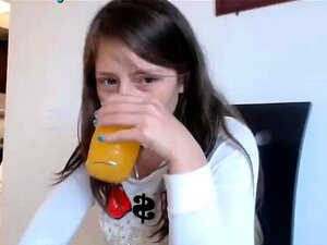 Masturbándose su madre en la habitación