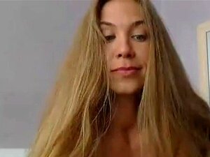 Masturbación amateur bronceada masturbándose