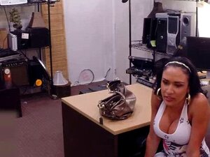 Una latina con grandes tetas ofreció dinero por