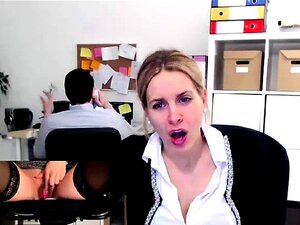 Presencia a una rubia seductora que se entrega a