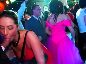 Novias cachondas chupan pollas grandes en público