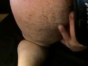 El hijastro se pajea y se corre mientras se