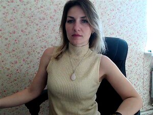 Masturbación en solitario con piernas abiertas