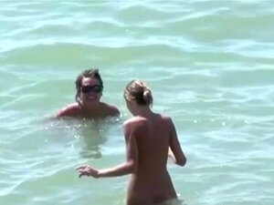 Noñss Desnudas En La Playa