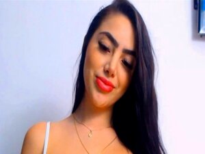 Latina morena juega anchamente con su panal de