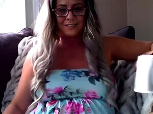 Madura rubia impresionante masturbándose en