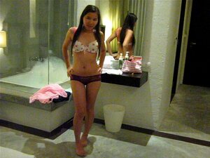 Papa Me Ve Desnuda En El Baño - Porno @ TeatroPorno.com