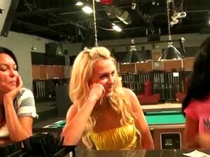 Chica Enseña Las Tetas Por Dinero En La - Porno @ TeatroPorno.com