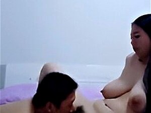 Chica de grandes tetas follando en la