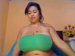 Mira a modelo latina en webcam con curvas y
