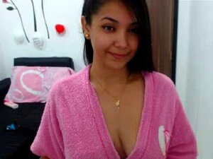 Ven y mira a esta ardiente latina