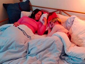 Teen Lesbians Slapping - Porno @ TeatroPorno.com