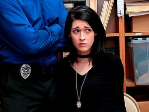 A magrela Ivy Aura sendo fodida em um vídeo pornô hardcore