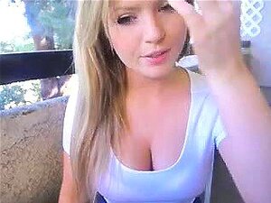 Una rubia linda y caliente se sube la falda para