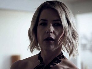 La madrastra rubia preocupada con grandes tetas