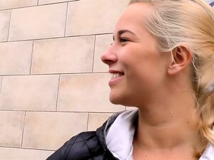 Observa cómo una chica rubia ardiente es seducida