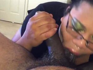 Chica gruesa con gafas chupándola