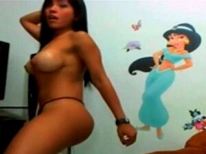 Latina con el culo perfecto bailando
