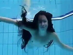 Colegialas Desnudas En La Piscina - Porno @ TeatroPorno.com
