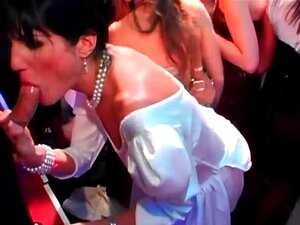 Novia morena cachonda se come una gran polla en