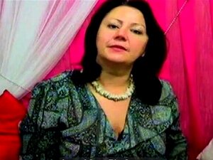 Mira a esta madura seductora quitarse la ropa y