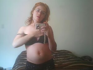 La pelirroja Lily Cooper acariciando su cuerpo