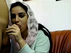 Sumérgete en la intimidad de una ardiente belleza