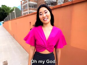 Fuera de la multitud se encontraba la hermosa