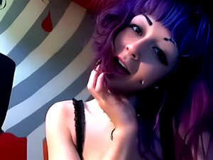 La sexy emo se desnuda y