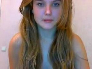 Linda y linda chica mostrando las tetas