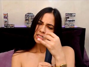 Chica guapa y metiéndose los dedos en