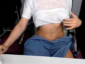 Hermosa chica de enormes tetas mostrando sus