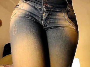 Meando y masturbándome en mis bragas