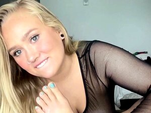 La rubia sucia tiene un fetiche por los pies
