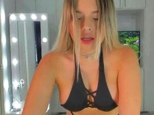 chica de cámara se desnuda en bikini