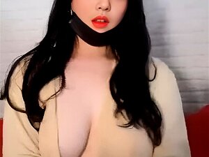 Chica japonesa con grandes tetas en