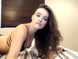 Bebé sexy se folla un juguete