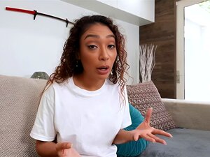 La hermanastra Sarah Lace se está duchando cuando