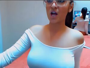 MILF cachonda y caliente en medias hablando tan