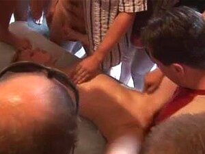 Loira europeia leva creampies do quarto cheia de paus, essa vadia adora bater, chupar e foder cada pau que encontra. Ela fica nua enquanto os homens a fodem e gozam dentro